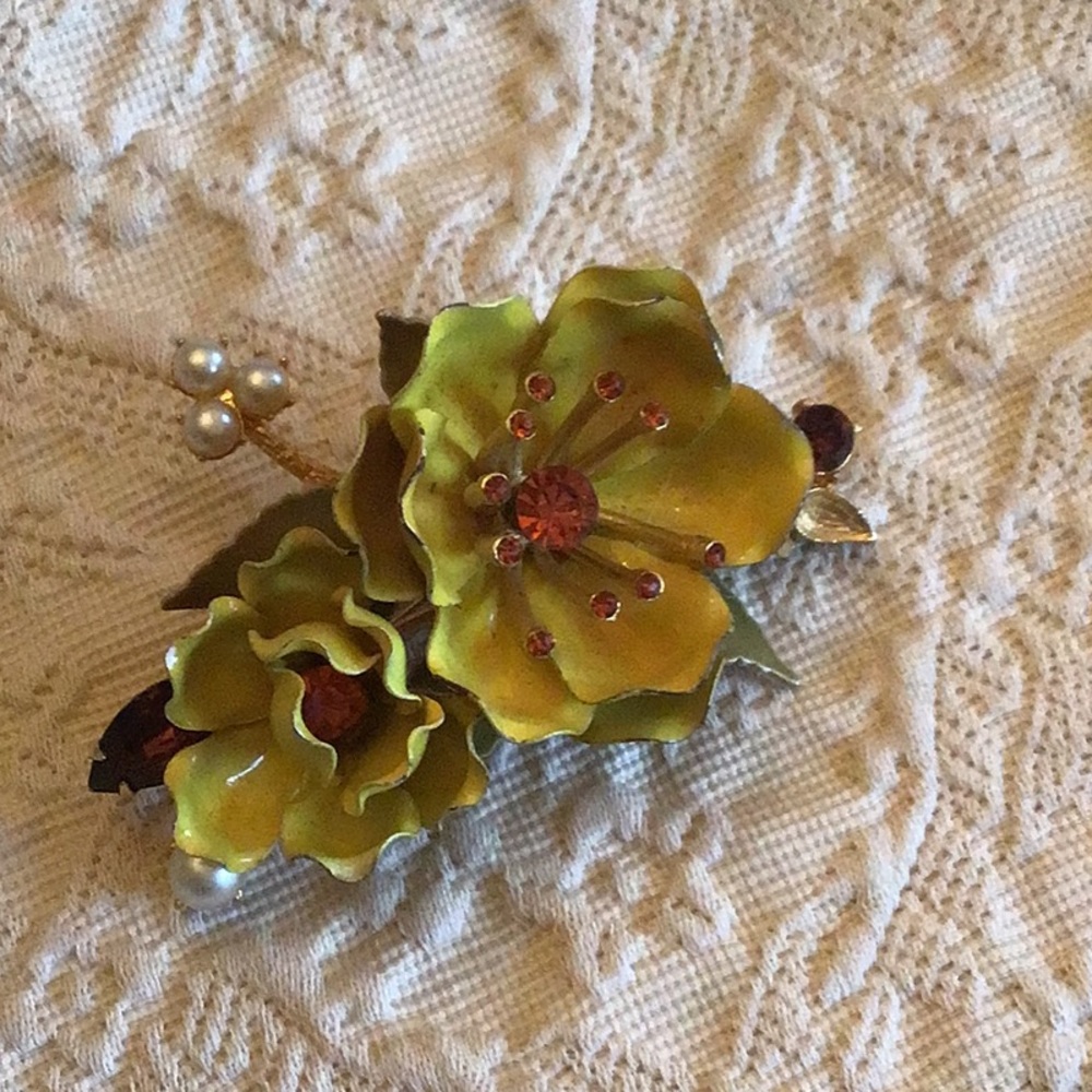 Vintage Weiss Yellow Enamel Flower Pin